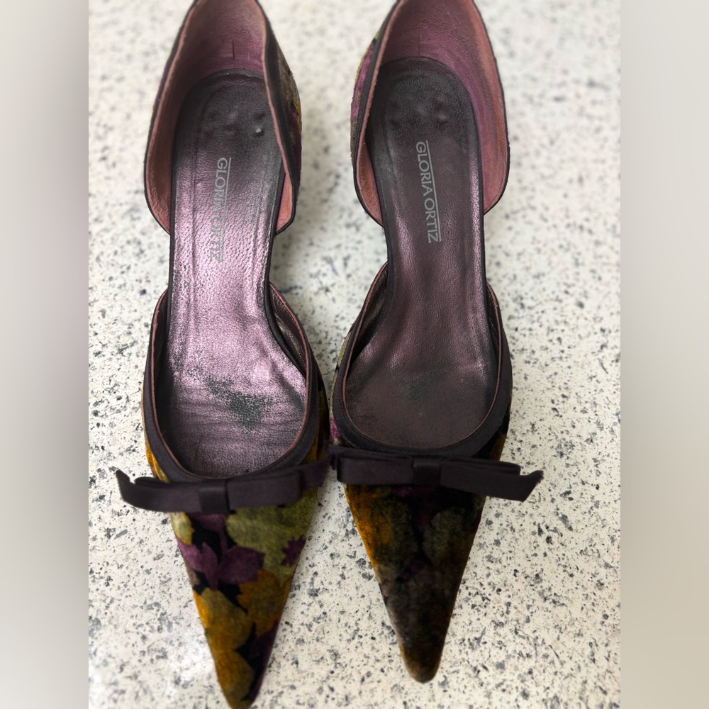 Gloria Ortiz Kitty Heel Pumps Velvet Size: 38